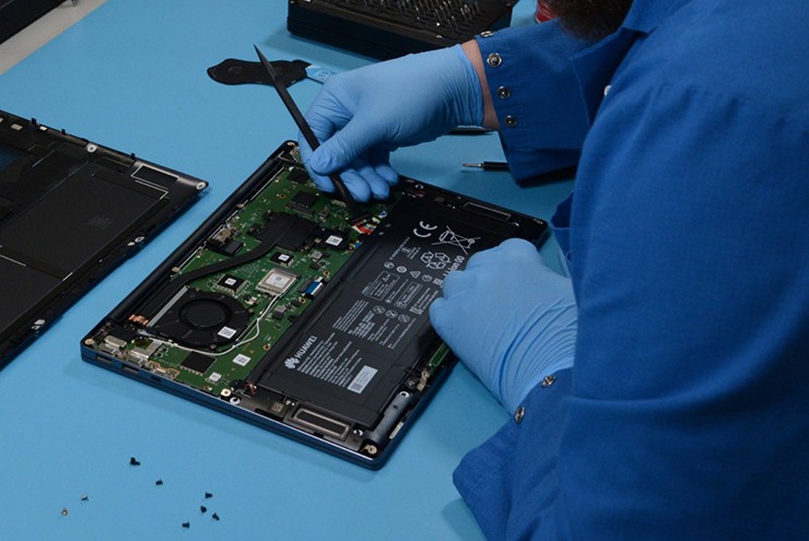 Phát hiện điều bất ngờ  và vội vã tháo gỡ laptop hiện đại từ Huawei